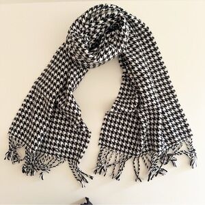 Cashmere black and white houndstooth Scotland scarf